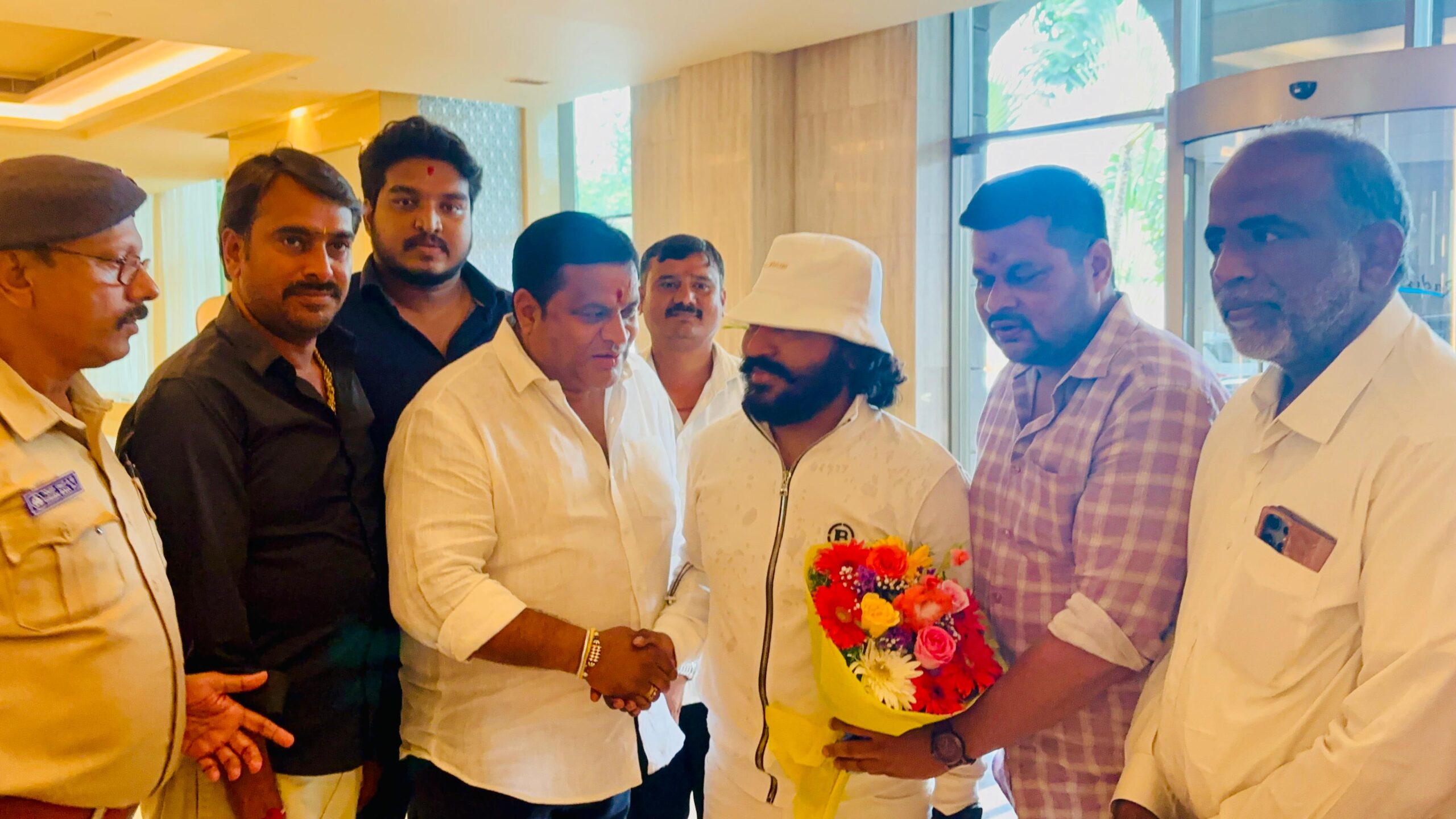 ಯುವ ದಸರಾ ಉದ್ಘಾಟಿಸಲು ಮೈಸೂರಿಗೆ ಆಗಮಿಸಿದ ಸಂಗೀತ ನಿರ್ದೇಶಕ ಅರ್ಜುನ್ ಜನ್ಯ…