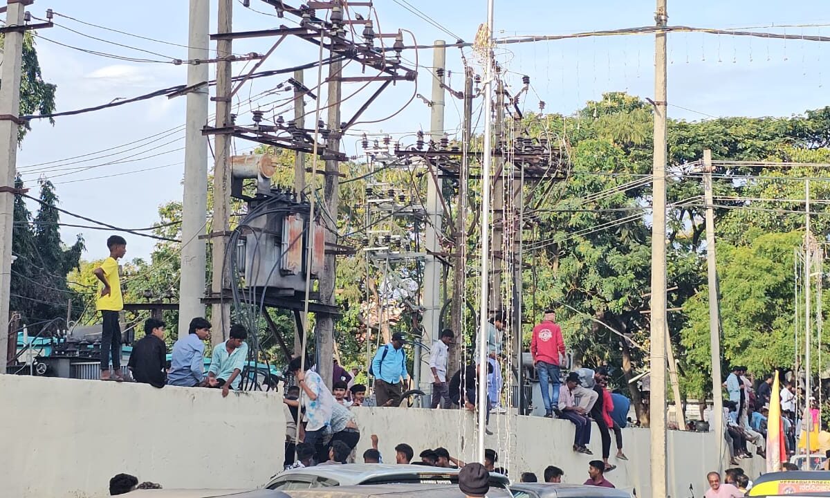 ಜಂಬೂ ಸವಾರಿ ವೀಕ್ಷಿಸಲು ಹೈ ರಿಸ್ಕ್…ಟ್ರಾನ್ಸ್ಫಾರ್ಮರ್ ಇದ್ದರೂ ಲೆಕ್ಕಿಸದ ಜನ…