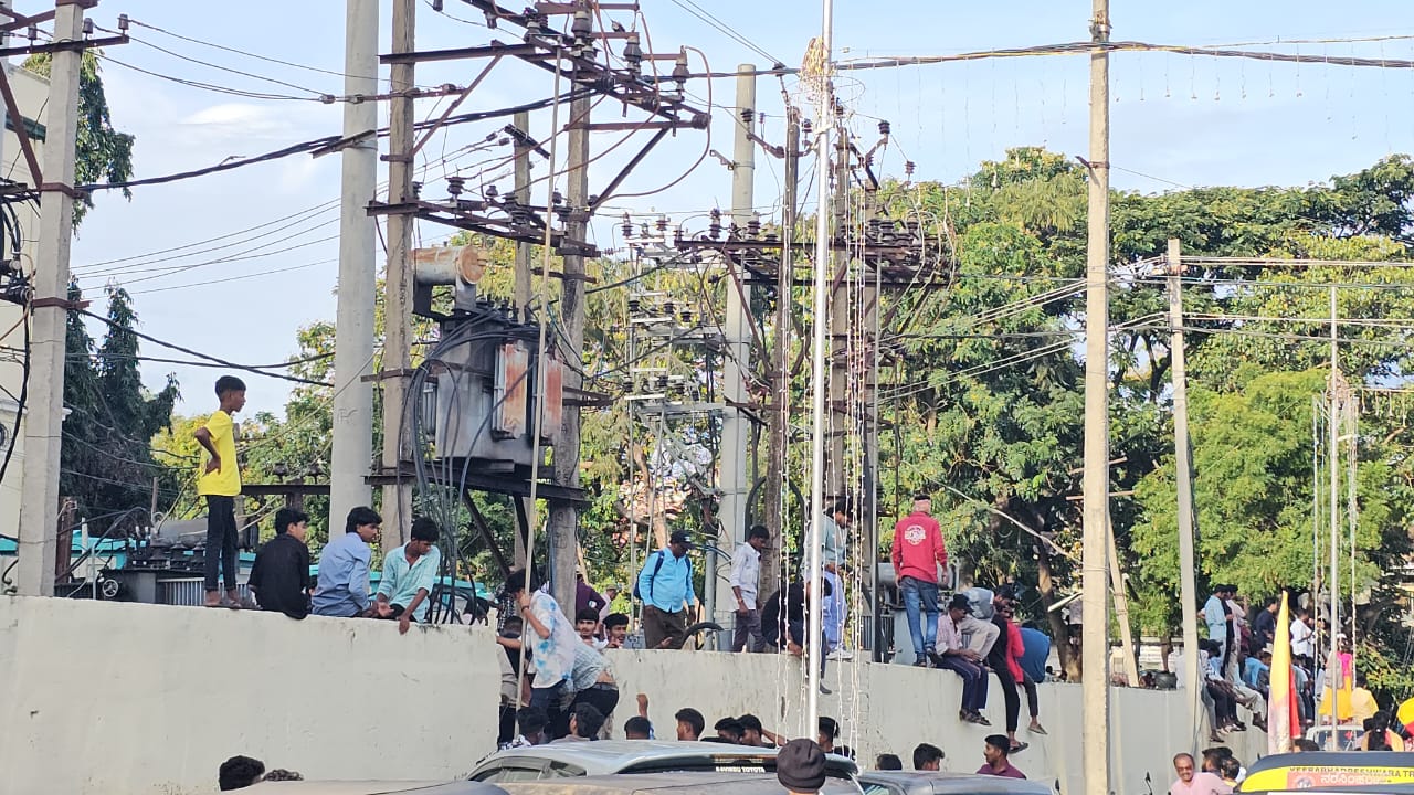 ಜಂಬೂ ಸವಾರಿ ವೀಕ್ಷಿಸಲು ಹೈ ರಿಸ್ಕ್…ಟ್ರಾನ್ಸ್ಫಾರ್ಮರ್ ಇದ್ದರೂ ಲೆಕ್ಕಿಸದ ಜನ…