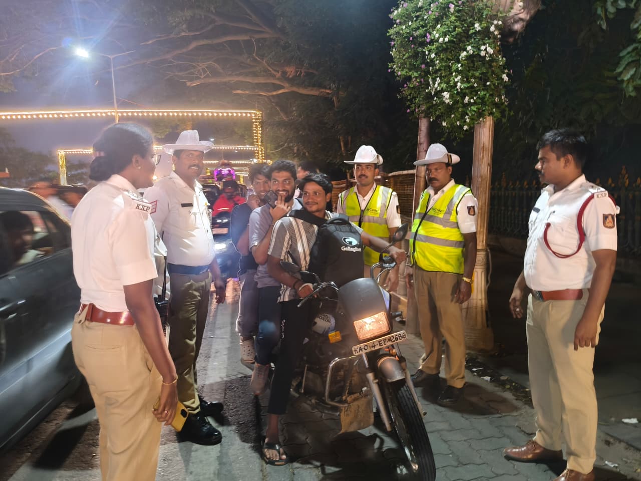 ಮೈಸೂರು ಪೊಲೀಸ್ ಅಲರ್ಟ್…ರೌಡಿ ಪ್ರತಿಬಂಧಕ ದಳದಿಂದ ವಿಶೇಷ ಕಾರ್ಯಾಚರಣೆ…ಕಾನೂನು ಬಾಹಿರ ಚಟುವಟಿಕೆಗೆ ಬ್ರೇಕ್…400 ಕ್ಕೂ ಹೆಚ್ಚು ಪ್ರಕರಣ ದಾಖಲು…
