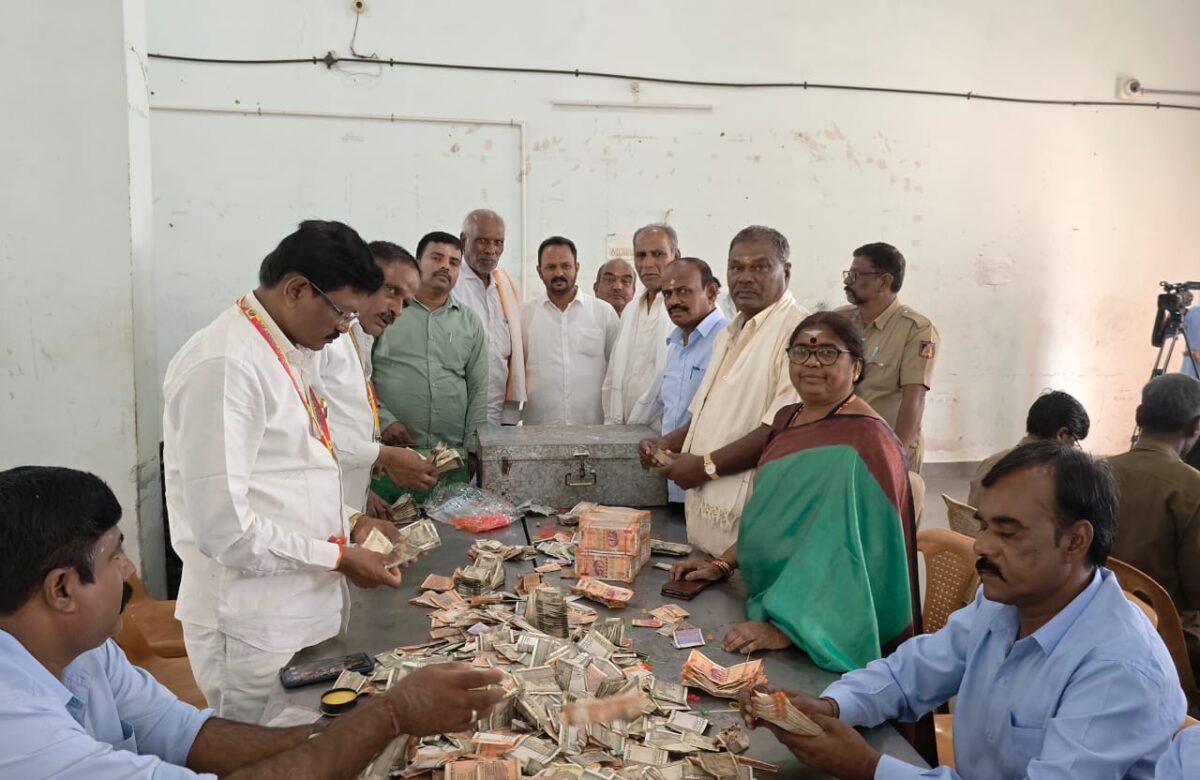 ಮಲೆ ಮಹದೇಶ್ವರ ಬೆಟ್ಟದ ದೇವಾಲಯದಲ್ಲಿ ಹುಂಡಿ ಎಣಿಕೆ ಕಾರ್ಯ…2.27 ಕೋಟಿ ಸಂಗ್ರಹ…ನಿಷೇಧಿತ 2000 ಮುಖಬೆಲೆಯ ನೋಟುಗಳು ಪತ್ತೆ…