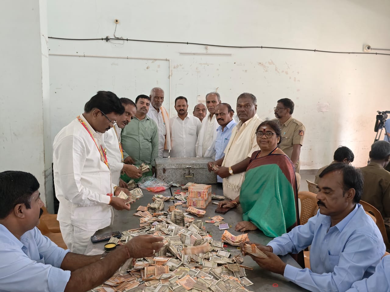ಮಲೆ ಮಹದೇಶ್ವರ ಬೆಟ್ಟದ ದೇವಾಲಯದಲ್ಲಿ ಹುಂಡಿ ಎಣಿಕೆ ಕಾರ್ಯ…2.27 ಕೋಟಿ ಸಂಗ್ರಹ…ನಿಷೇಧಿತ 2000 ಮುಖಬೆಲೆಯ ನೋಟುಗಳು ಪತ್ತೆ…