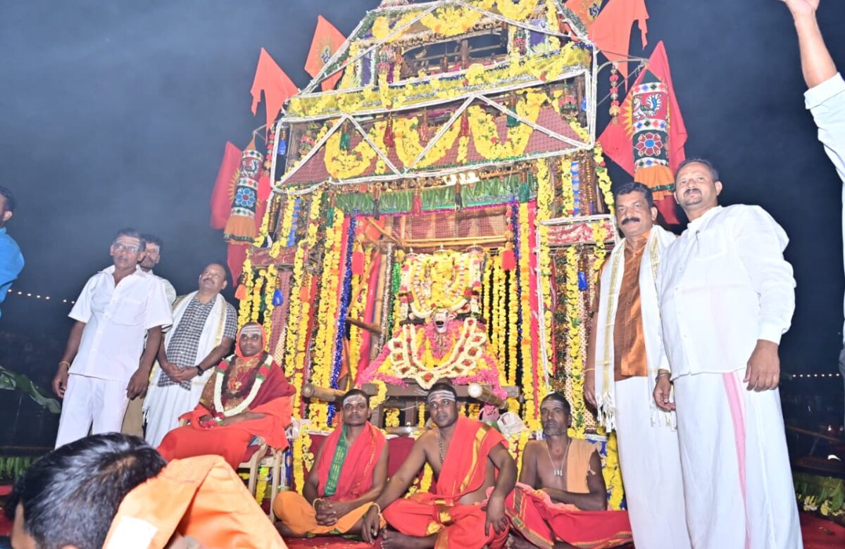 ಹನೂರು :ತಾಲೂಕಿನ ಪ್ರಸಿದ್ಧ ಯಾತ್ರಾಸ್ಥಳವಾದ ಮಲೆ ಮಾದಪ್ಪನ ಬೆಟ್ಟದಲ್ಲಿ ದೀಪಾವಳಿ ಜಾತ್ರಾ ಮಹೋತ್ಸವದ ಕೊನೆಯ ದಿನವಾದ ಬುಧವಾರ ಸಾವಿರಾರು ಭಕ್ತರ ಸಮ್ಮುಖದಲ್ಲಿ ತೆಪ್ಪೋತ್ಸವ ನೆರವೇರಿತು.
