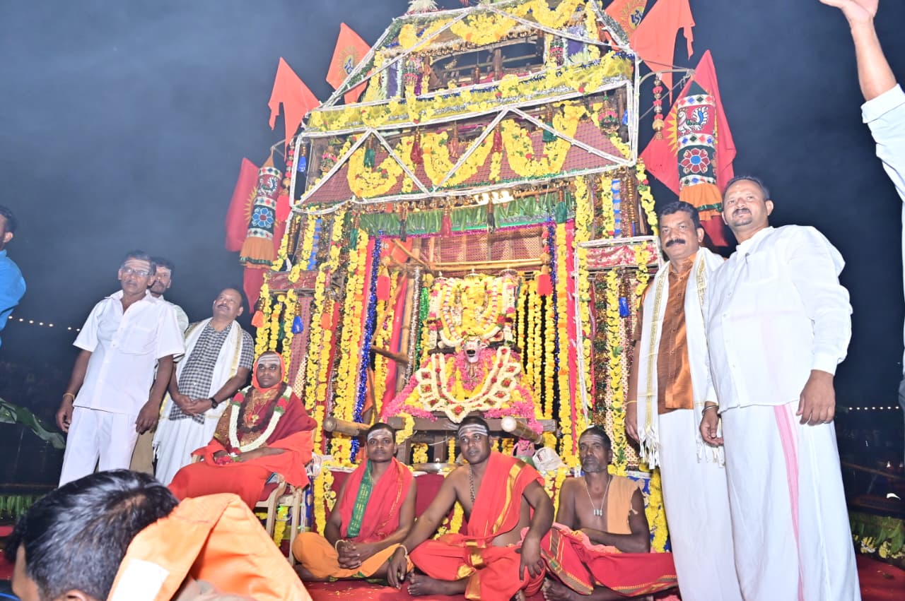 ಹನೂರು :ತಾಲೂಕಿನ ಪ್ರಸಿದ್ಧ ಯಾತ್ರಾಸ್ಥಳವಾದ ಮಲೆ ಮಾದಪ್ಪನ ಬೆಟ್ಟದಲ್ಲಿ ದೀಪಾವಳಿ ಜಾತ್ರಾ ಮಹೋತ್ಸವದ ಕೊನೆಯ ದಿನವಾದ ಬುಧವಾರ ಸಾವಿರಾರು ಭಕ್ತರ ಸಮ್ಮುಖದಲ್ಲಿ ತೆಪ್ಪೋತ್ಸವ ನೆರವೇರಿತು.