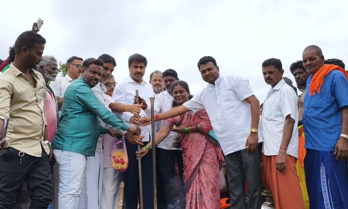 ದೇವಸ್ಥಾನಕ್ಕೆ ತೆರಳುವ ಮಾರ್ಗ ಪ್ರವೇಶ ಮುಖ್ಯ ದ್ವಾರ ಹಾಗೂ ರಸ್ತೆ ನಿರ್ಮಾಣಕ್ಕೆ ಭೂಮಿ ಪೂಜೆ ನೆರವೇರಿಸಿದ ಶಾಸಕ ಎಂ ಆರ್ ಮಂಜುನಾಥ್.