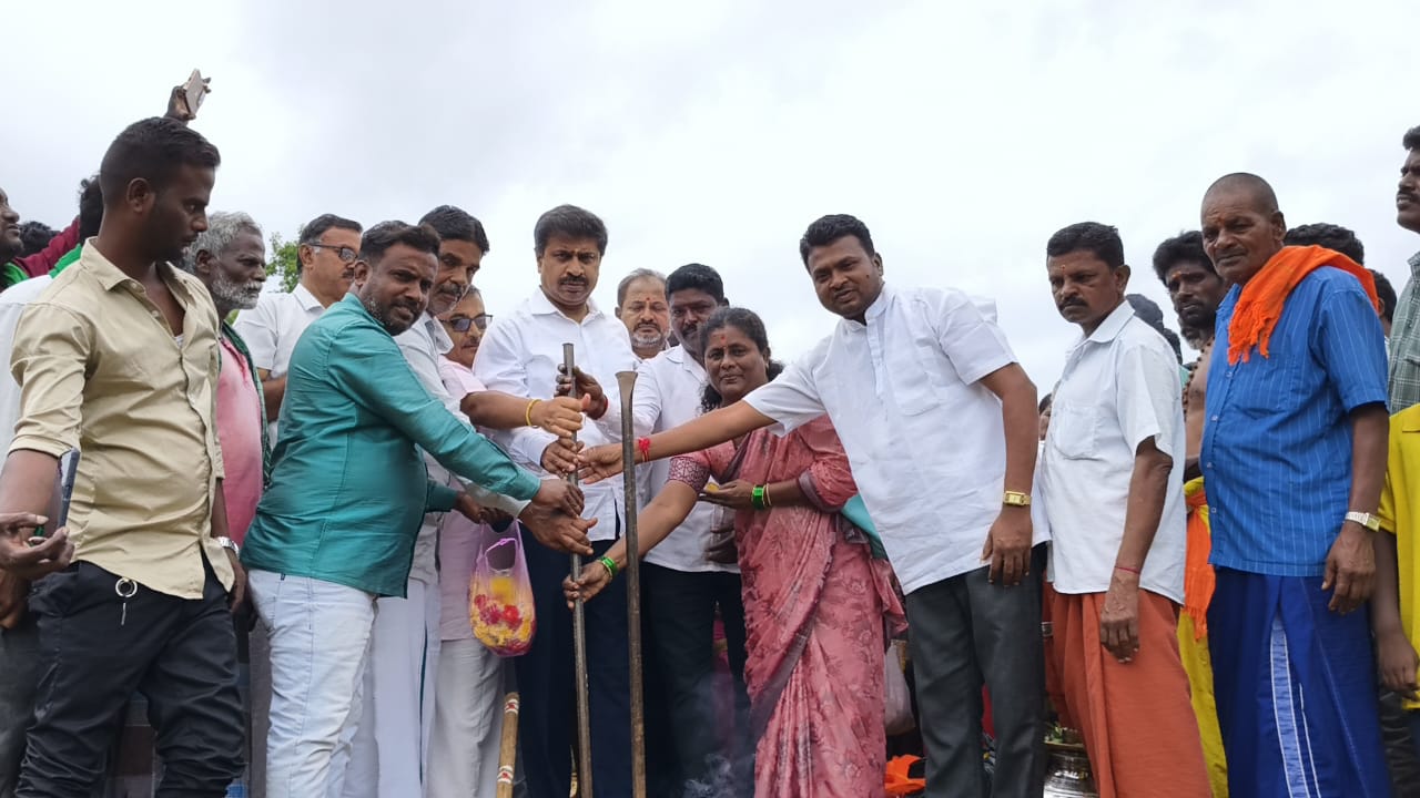 ದೇವಸ್ಥಾನಕ್ಕೆ ತೆರಳುವ ಮಾರ್ಗ ಪ್ರವೇಶ ಮುಖ್ಯ ದ್ವಾರ ಹಾಗೂ ರಸ್ತೆ ನಿರ್ಮಾಣಕ್ಕೆ ಭೂಮಿ ಪೂಜೆ ನೆರವೇರಿಸಿದ ಶಾಸಕ ಎಂ ಆರ್ ಮಂಜುನಾಥ್.