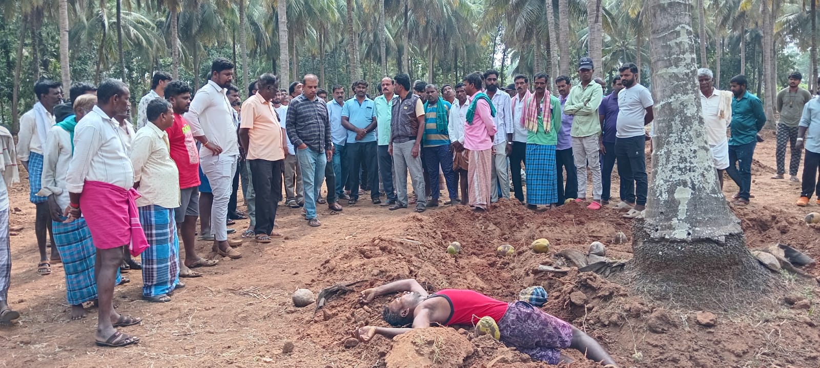 ತೆಂಗಿನ ಮರದಿಂದ ಬಿದ್ದು ವ್ಯಕ್ತಿ ಸಾವು…ಕಾಯಿ ಕೀಳುವ ವೇಳೆ ದುರ್ಘಟನೆ…ಶಾಸಕ ದರ್ಶನ್ ದೃವನಾರಾಯಣ್ ಸಾಂತ್ವನ…