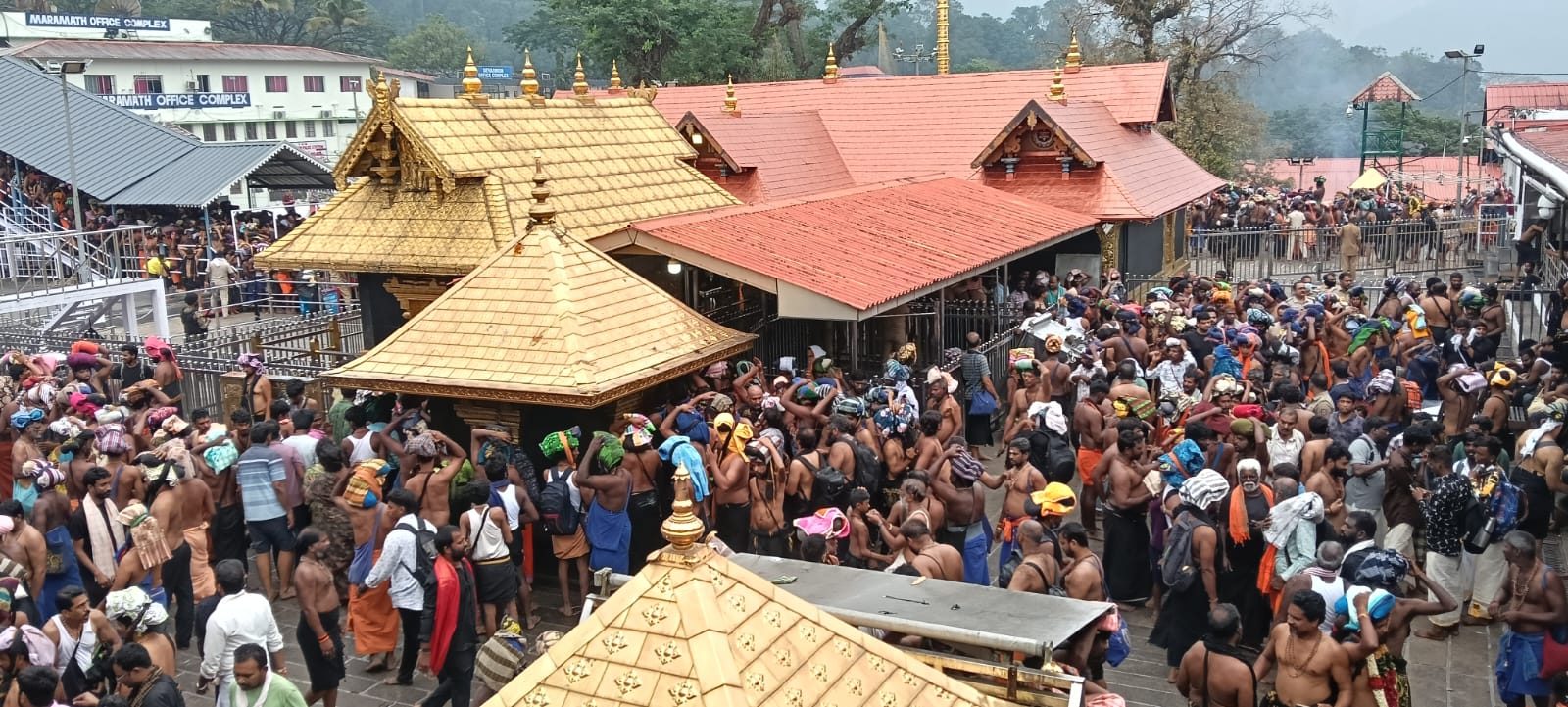 ಶಬರಿಮಲೆಯಲ್ಲಿ ಮಂಡಲಪೂಜೆ…ಹರಿಬಂದ ಭಕ್ತಸಾಗರ…ಅವ್ಯವಸ್ಥೆ…ಭಕ್ತರ ಪರದಾಟ…