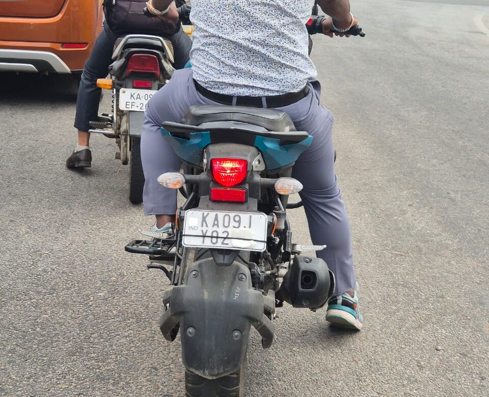 ದಂಡ ತಪ್ಪಿಸಿಕೊಳ್ಳಲು ನಂಬರ್ ಪ್ಲೇಟ್ ಗೆ ಟಿಶ್ಯೂ ಪೇಪರ್ ಅಂಟಿಸಿ ಸಿಕ್ಕಿಬಿದ್ದ ಭೂಪ…