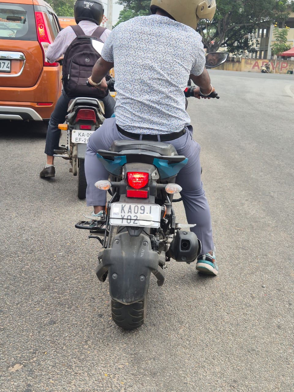 ದಂಡ ತಪ್ಪಿಸಿಕೊಳ್ಳಲು ನಂಬರ್ ಪ್ಲೇಟ್ ಗೆ ಟಿಶ್ಯೂ ಪೇಪರ್ ಅಂಟಿಸಿ ಸಿಕ್ಕಿಬಿದ್ದ ಭೂಪ…