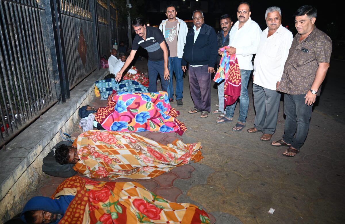 ಮೈಸೂರಿನಲ್ಲಿ ಮೈ ಕೊರೆವ ಚಳಿ…ಹೊದಿಕೆ ವಿತರಿಸಿ ಸಾಮಾಜಿಕ ಕಳಕಳಿ…