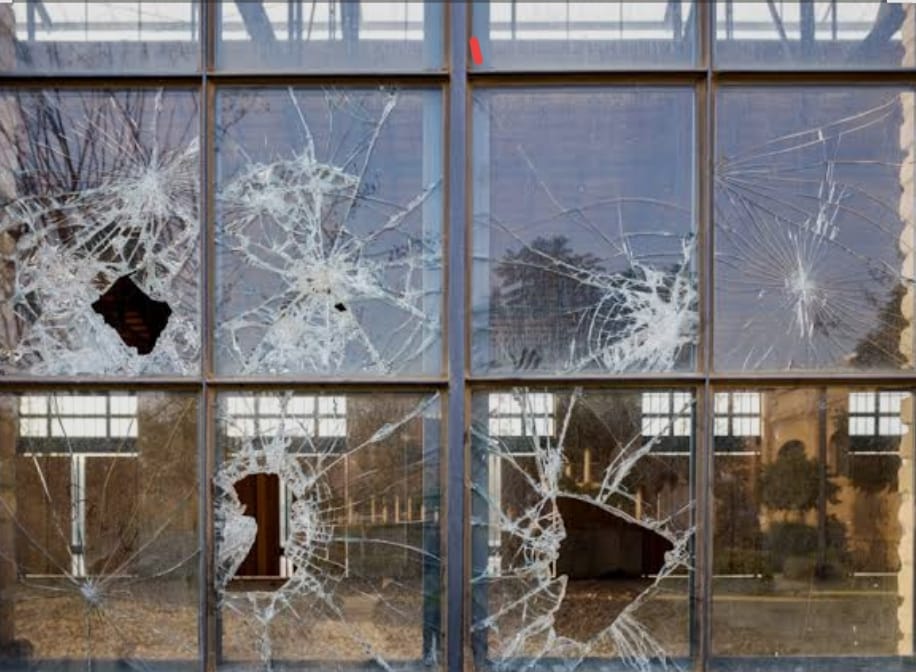 ಚೆಕ್ ಬೌನ್ಸ್ ಕೇಸ್ ಹಾಕಿದ್ರೆ ಹುಷಾರ್…ಶಾಲೆ ಕಾರ್ಯದರ್ಶಿಗೆ ಕೊಲೆ ಬೆದರಿಕೆ…ಕಿಟಕಿ ಗಾಜು ಪುಡಿಪುಡಿ…ಇಬ್ಬರ ವಿರುದ್ದ FIR