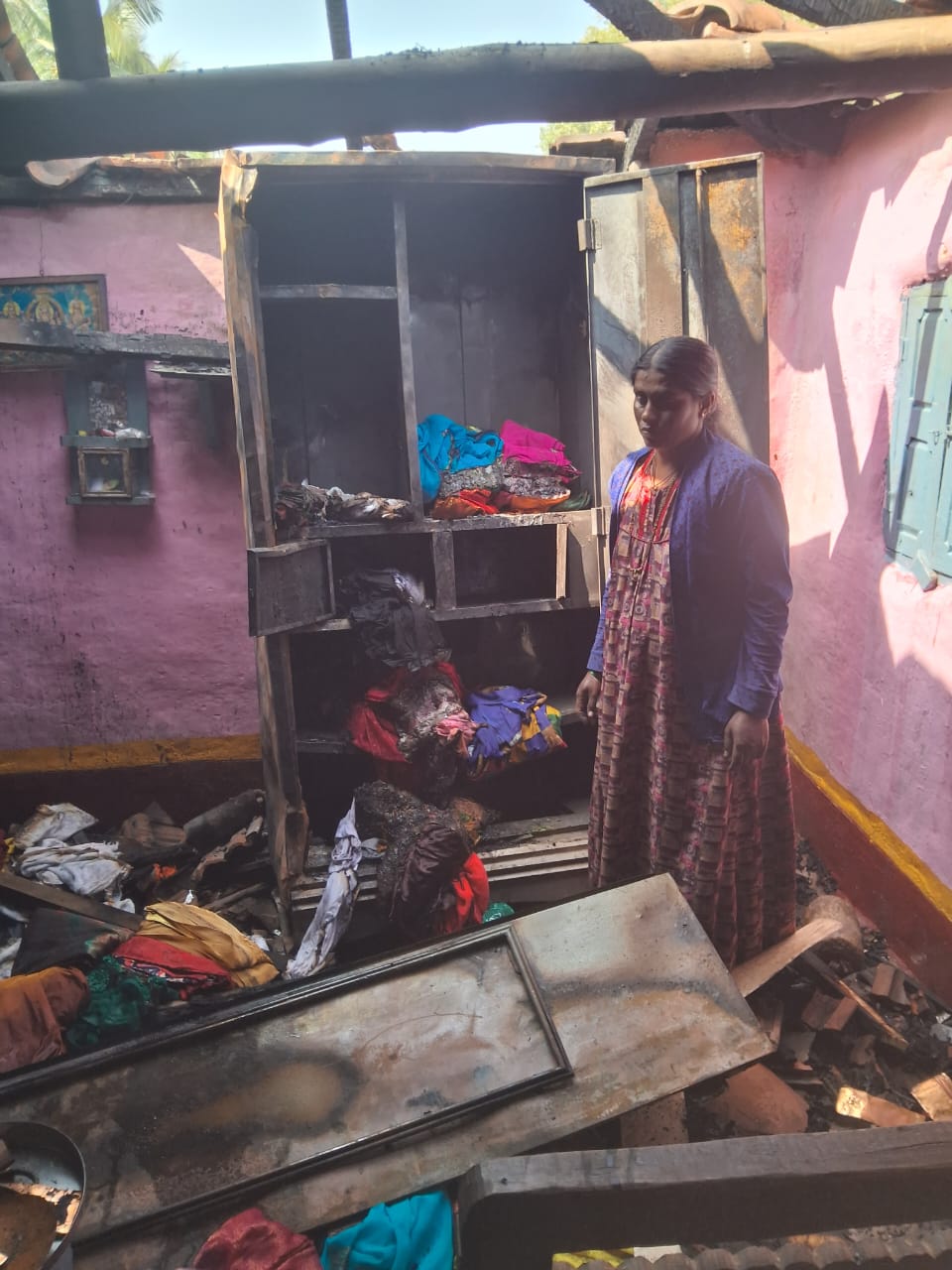 ಮನೆಗೆ ಪೆಟ್ರೋಲ್ ಸುರಿದು ಬೆಂಕಿ ಹಚ್ಚಿದ ಕಿಡಿಗೇಡಿಗಳು…ಚಿನ್ನಾಭರಣ,ನಗದು,ಪೀಠೋಪಕರಣಗಳು ನಾಶ…