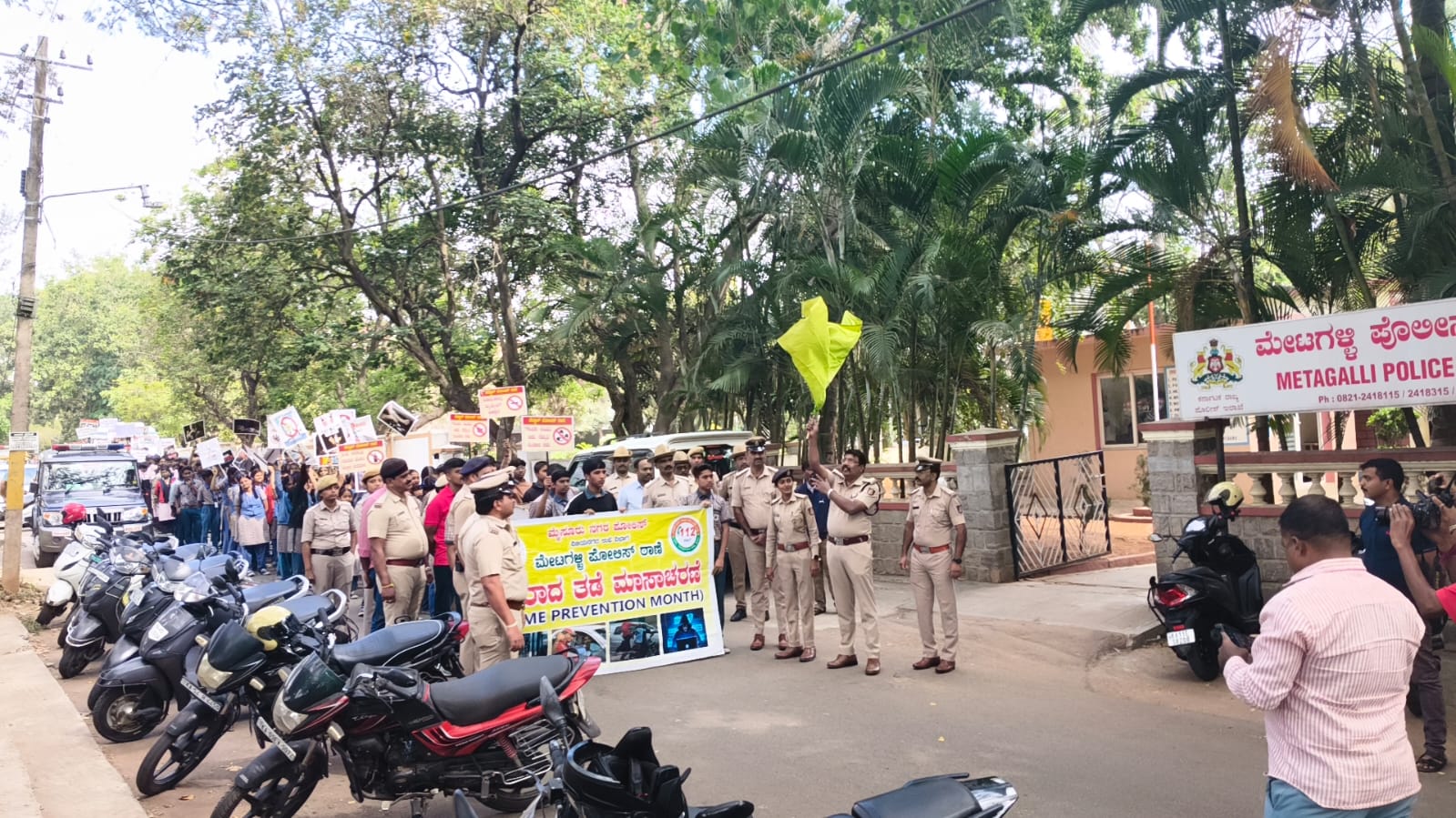 ಅಪರಾಧ ತಡೆ ಮಾಸಾಚರಣೆ ಹಿನ್ನಲೆ…ಮೇಟಗಳ್ಳಿ ಸ್ಮಶಾನಕ್ಕೆ ಪೊಲೀಸರ ಭೇಟಿ…ಕೈಕೊಟ್ಟ ವಿದ್ಯುತ್…