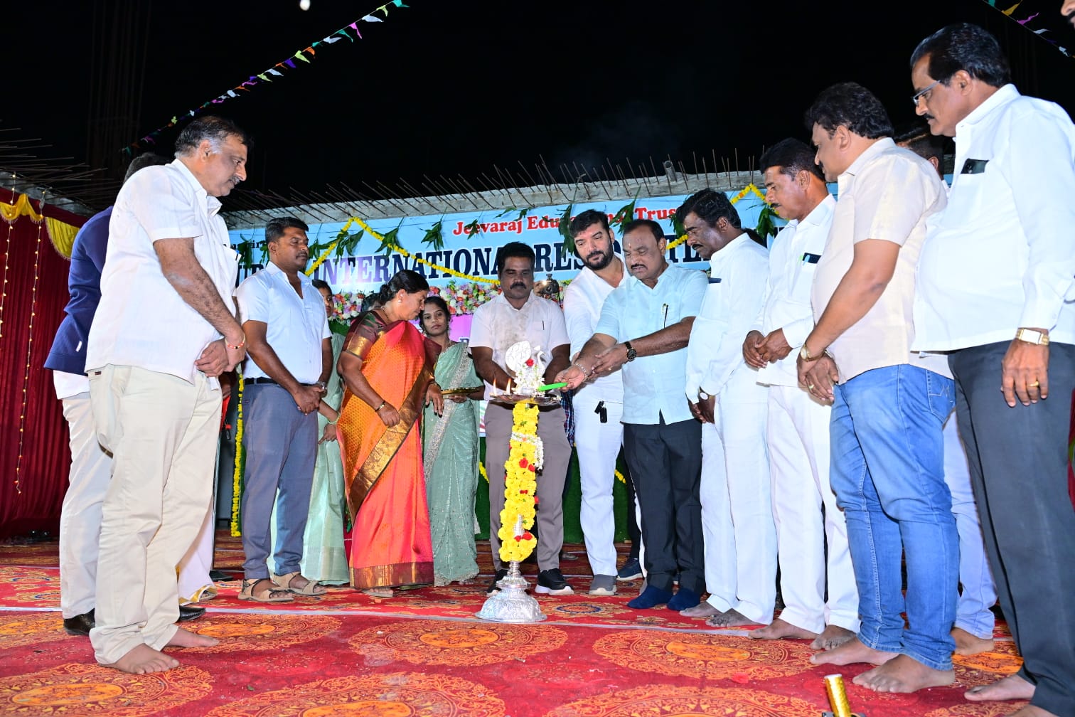 ಮಕ್ಕಳ ವಿಶೇಷ ಗ್ರಾಮ ಸಭೆ. ಸಭೆಯಲ್ಲಿ ವಿಡಿಯೋ ಕಾನ್ಫರೆನ್ಸ್ಮೂಲಕ ಪ್ರಿಯಾಂಕ ಖರ್ಗೆ ಹಾಗೂ ವಿದ್ಯಾರ್ಥಿಗಳ ನಡುವೆ ಸಂವಾದ ಕಾರ್ಯಕ್ರಮ.