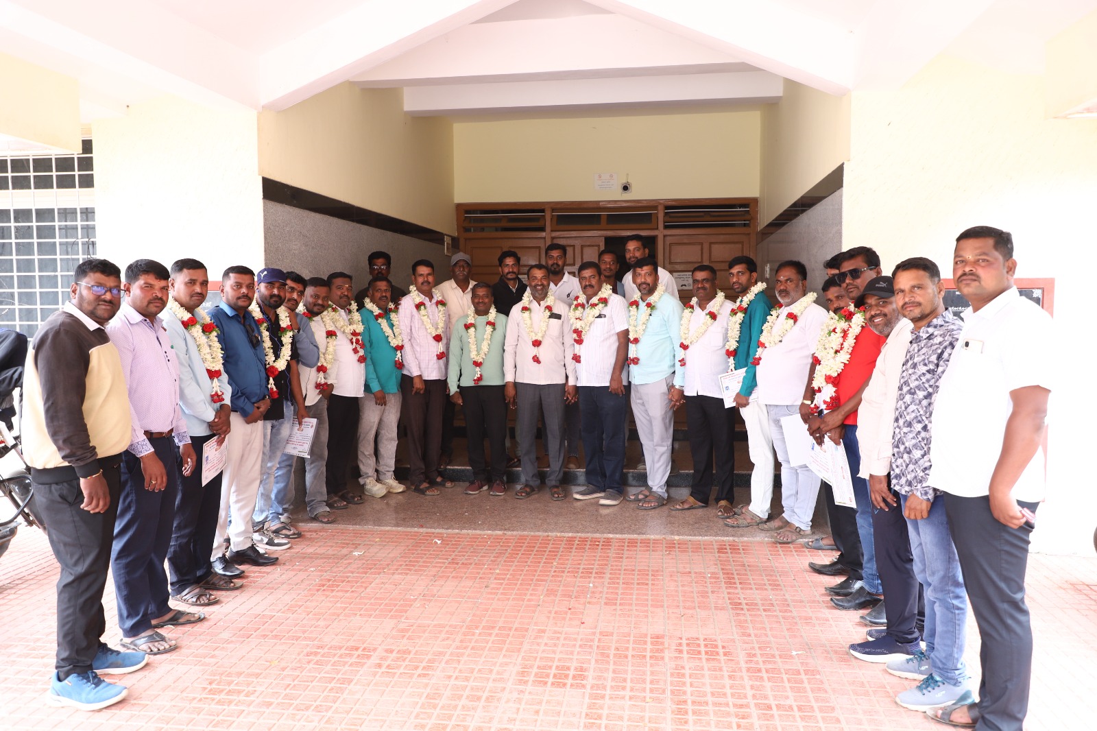 ಹನೂರು ಪತ್ರಕರ್ತರ ಸಂಘದ ಅಧ್ಯಕ್ಷರಾಗಿ ದೇವರಾಜ್ ನಾಯ್ಡು, ಕಾರ್ಯದರ್ಶಿಯಾಗಿ ಪ್ರಭುಸ್ವಾಮಿ ಅವಿರೋಧವಾಗಿ ಆಯ್ಕೆಯಾದರು.