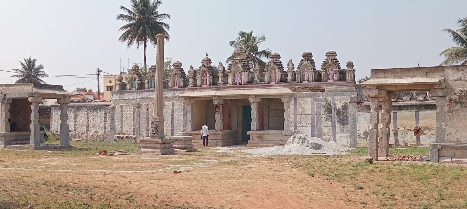 ಹುಲ್ಲಹಳ್ಳಿ ಶ್ರೀ ಲಕ್ಷ್ಮಿ ವರದರಾಜ ಸ್ವಾಮಿ ದೇವಾಲಯಕ್ಕೆ ಬೇಕಿದೆ ಕಾಯಕಲ್ಪ…ನಿರ್ಲಕ್ಷ್ಯಕ್ಕೆ ಒಳಗಾದ 11 ನೇ ಶತಮಾನದ ಇತಿಹಾಸ ಸುಪ್ರಸಿದ್ದ ದೇವಾಲಯ…