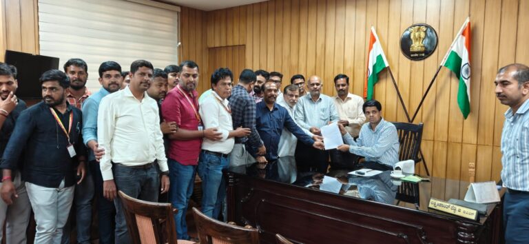 ಎಚ್ ಡಿ ಕೋಟೆ ತಾಲ್ಲೂಕು ತಹಸೀಲ್ದಾರ್ ಹಾಗೂ ದಂಡಾಧಿಕಾರಿಗಳಿಗೆ ನಿಂದಿಸಿದ ವ್ಯಕ್ತಿ ವಿರುದ್ದ ಕಾನೂನು ಕ್ರಮಕ್ಕೆ ಆಗ್ರಹ…ಕಂದಾಯ ಇಲಾಖೆ ನೌಕರರ ಸಂಘದಿಂದ ಮನವಿ…