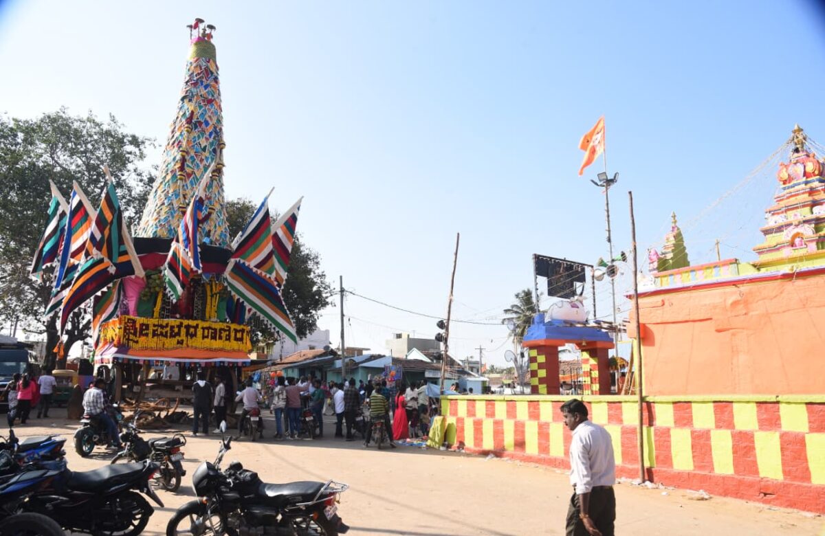ಫೋಕಸ್ ಲೈಟ್ ಮೇಲೆ ಬಸವೇಶ್ವರ ಭಾವಚಿತ್ರವಿರುವ ಬಾವುಟ ತಂದ ವಿವಾದ…ಅರ್ಧಕ್ಕೆ ಸ್ಥಗಿತಗೊಂಡ ಜಾತ್ರೆ…ರಸ್ತೆ ಮಧ್ಯದಲ್ಲಿ ನಿಂತ ತೇರು…ದೇವಾಲಯಕ್ಕೆ ಬೀಗ…ಗ್ರಾಮದಲ್ಲಿ ಬಿಗುವಿನ ವಾತಾವರಣ