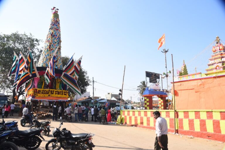 ಫೋಕಸ್ ಲೈಟ್ ಮೇಲೆ ಬಸವೇಶ್ವರ ಭಾವಚಿತ್ರವಿರುವ ಬಾವುಟ ತಂದ ವಿವಾದ…ಅರ್ಧಕ್ಕೆ ಸ್ಥಗಿತಗೊಂಡ ಜಾತ್ರೆ…ರಸ್ತೆ ಮಧ್ಯದಲ್ಲಿ ನಿಂತ ತೇರು…ದೇವಾಲಯಕ್ಕೆ ಬೀಗ…ಗ್ರಾಮದಲ್ಲಿ ಬಿಗುವಿನ ವಾತಾವರಣ