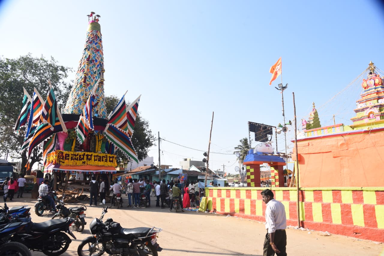 ಫೋಕಸ್ ಲೈಟ್ ಮೇಲೆ ಬಸವೇಶ್ವರ ಭಾವಚಿತ್ರವಿರುವ ಬಾವುಟ ತಂದ ವಿವಾದ…ಅರ್ಧಕ್ಕೆ ಸ್ಥಗಿತಗೊಂಡ ಜಾತ್ರೆ…ರಸ್ತೆ ಮಧ್ಯದಲ್ಲಿ ನಿಂತ ತೇರು…ದೇವಾಲಯಕ್ಕೆ ಬೀಗ…ಗ್ರಾಮದಲ್ಲಿ ಬಿಗುವಿನ ವಾತಾವರಣ