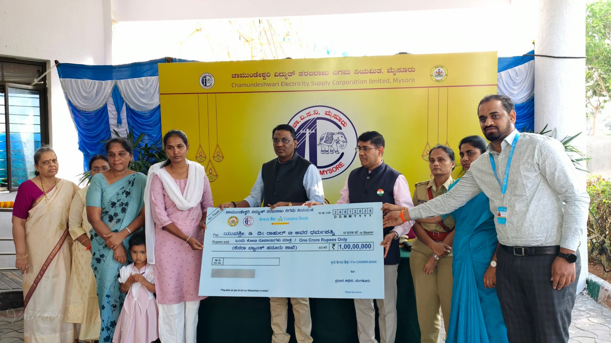 ಕರ್ತವ್ಯ ನಿರ್ವಹಣೆ ವೇಳೆ ಸೆಸ್ಕ್ ಸಿಬ್ಬಂದಿ ಸಾವು ಪ್ರಕರಣ…ಮೃತರ ಕುಟುಂಬಕ್ಕೆ ಪರಿಹಾರ ಚೆಕ್ ವಿತರಣೆ…