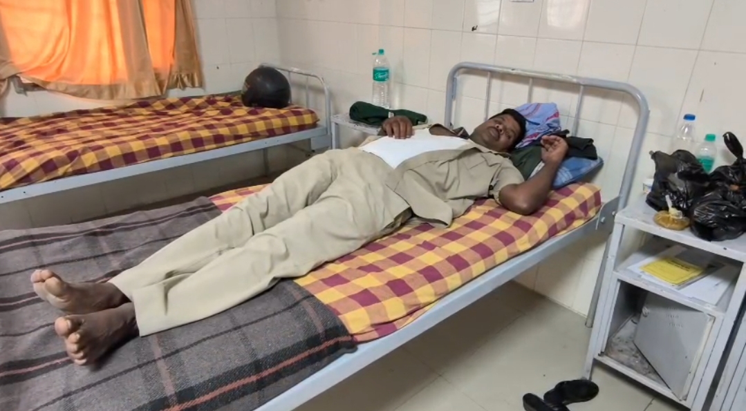 ಜಾತ್ರೆಯಲ್ಲಿ ಜಗಳ ಬಿಡಿಸಿದ್ದೇ ತಪ್ಪಾಯ್ತು…ಹೋಂಗಾರ್ಡ್ ಮೇಲೆ ಹಲ್ಲೆ…ಬೈಕ್ ಗೆ ಬೆಂಕಿ…ಪುಂಡರ ಗೂಂಡಾವರ್ತನೆ…ಪ್ರಕರಣ ದಾಖಲಿಸಲು ಮೀನಾಮೇಷ…