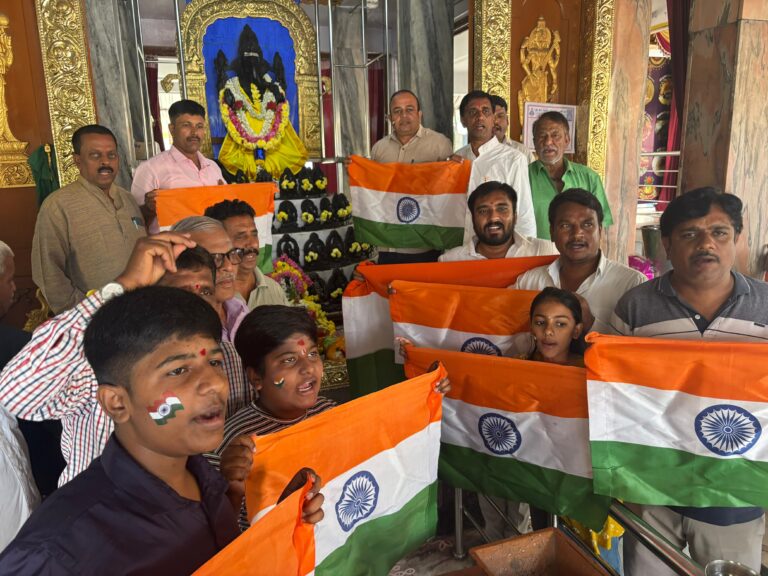 ಗುಡ್ ಲಕ್ ಇಂಡಿಯಾ…ಬ್ಲಾಕ್ ಕ್ಯಾಪ್ಸ್ ಗೆ ಮಣಿಸಿ ಗೆದ್ದು ಬರಲಿ ಬ್ಲೂ ಬಾಯ್ಸ್…ಅಭಿಮಾನಿಗಳ ಮುಖದ ಮೇಲೆ ರಾರಾಜಿಸಿದ ತ್ರಿವಣ ಧ್ವಜ…ಮೈಸೂರಿನಲ್ಲಿ ಹರಿದುಬಂದ ವಿಶಸ್ ಮಹಾಪೂರ…