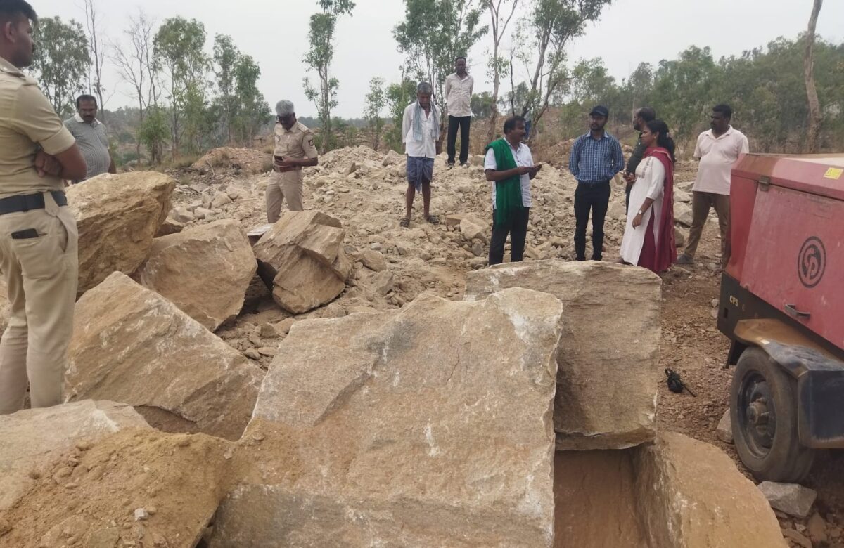 ಸರ್ಕಾರಿ ಗೋಮಾಳದಲ್ಲಿ ಅಕ್ರಮ ಗಣಿಗಾರಿಕೆ…ತಹಸೀಲ್ದಾರ್ ದಾಳಿ…ಸ್ಪೋಟಕ್ಕೆ ಬಳಸುವ ವಸ್ತುಗಳು ವಶ…