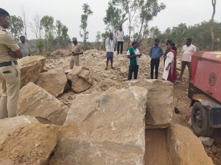 ಸರ್ಕಾರಿ ಗೋಮಾಳದಲ್ಲಿ ಅಕ್ರಮ ಗಣಿಗಾರಿಕೆ…ತಹಸೀಲ್ದಾರ್ ದಾಳಿ…ಸ್ಪೋಟಕ್ಕೆ ಬಳಸುವ ವಸ್ತುಗಳು ವಶ…