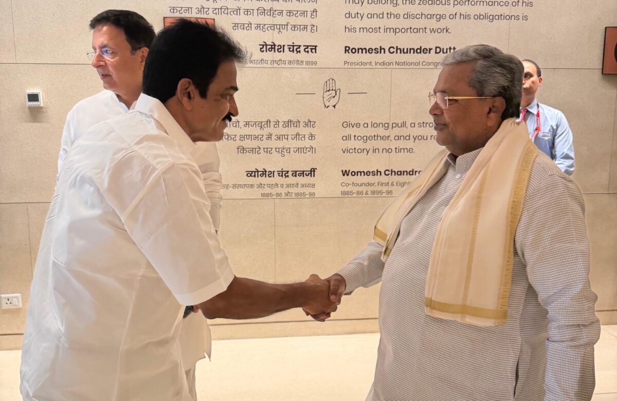 ಮುಖ್ಯಮಂತ್ರಿ ಸಿದ್ದರಾಮಯ್ಯ ಅವರು ದೆಹಲಿಯ AICC ಕಚೇರಿಯ ಇಂದಿರಾ ಭವನದಲ್ಲಿ AICC ಪ್ರಧಾನ ಕಾರ್ಯದರ್ಶಿ ಕೆ.ಸಿ.ವೇಣುಗೋಪಾಲ್ ಮತ್ತು ರಾಜ್ಯ ಉಸ್ತುವಾರಿ ರಣದೀಪ್ ಸಿಂಗ್ ಸುರ್ಜೇವಾಲ ಅವರನ್ನು ಭೇಟಿಯಾಗಿ ಮಾತುಕತೆ ನಡೆಸಿದರು.