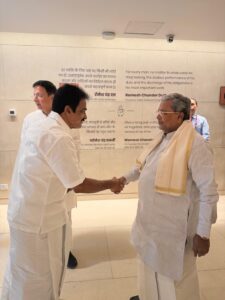 ಮುಖ್ಯಮಂತ್ರಿ ಸಿದ್ದರಾಮಯ್ಯ ಅವರು ದೆಹಲಿಯ AICC ಕಚೇರಿಯ ಇಂದಿರಾ ಭವನದಲ್ಲಿ AICC ಪ್ರಧಾನ ಕಾರ್ಯದರ್ಶಿ ಕೆ.ಸಿ.ವೇಣುಗೋಪಾಲ್ ಮತ್ತು ರಾಜ್ಯ ಉಸ್ತುವಾರಿ ರಣದೀಪ್ ಸಿಂಗ್ ಸುರ್ಜೇವಾಲ ಅವರನ್ನು ಭೇಟಿಯಾಗಿ ಮಾತುಕತೆ ನಡೆಸಿದರು.