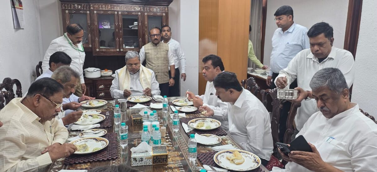 ಮುಖ್ಯಮಂತ್ರಿ ಸಿದ್ದರಾಮಯ್ಯ ಅವರು, ಸಚಿವರಾದ ಜಿ.ಪರಮೇಶ್ವರ್, ಸತೀಶ್ ಜಾರಕಿಹೊಳಿ, ಹೆಚ್.ಸಿ.ಮಹದೇವಪ್ಪ, ಬೈರತಿ ಸುರೇಶ್, ಕೆ.ಜೆ.ಜಾರ್ಜ್, ಎಂ.ಬಿ.ಪಾಟೀಲ್, ಹಿರಿಯ ಕಾಂಗ್ರೆಸ್ ಮುಖಂಡರೂ ಹರಿಯಾಣ ಉಸ್ತುವಾರಿ ಬಿ.ಕೆ.ಹರಿಪ್ರಸಾದ್ ಮತ್ತು ಕಾನೂನು ಸಲಹೆಗಾರರಾದ ಪೊನ್ನಣ್ಣ ಸೇರಿ ಹಲವು ಪ್ರಮುಖರ ಜೊತೆಗೆ ದೆಹಲಿಯ ಕನ್ನಡ ಭವನದಲ್ಲಿ ಬೆಳಗಿನ ಉಪಹಾರ ಸವಿದರು