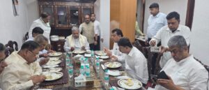 ಮುಖ್ಯಮಂತ್ರಿ ಸಿದ್ದರಾಮಯ್ಯ ಅವರು, ಸಚಿವರಾದ ಜಿ.ಪರಮೇಶ್ವರ್, ಸತೀಶ್ ಜಾರಕಿಹೊಳಿ, ಹೆಚ್.ಸಿ.ಮಹದೇವಪ್ಪ, ಬೈರತಿ ಸುರೇಶ್, ಕೆ.ಜೆ.ಜಾರ್ಜ್, ಎಂ.ಬಿ.ಪಾಟೀಲ್, ಹಿರಿಯ ಕಾಂಗ್ರೆಸ್ ಮುಖಂಡರೂ ಹರಿಯಾಣ ಉಸ್ತುವಾರಿ ಬಿ.ಕೆ.ಹರಿಪ್ರಸಾದ್ ಮತ್ತು ಕಾನೂನು ಸಲಹೆಗಾರರಾದ ಪೊನ್ನಣ್ಣ ಸೇರಿ ಹಲವು ಪ್ರಮುಖರ ಜೊತೆಗೆ ದೆಹಲಿಯ ಕನ್ನಡ ಭವನದಲ್ಲಿ ಬೆಳಗಿನ ಉಪಹಾರ ಸವಿದರು