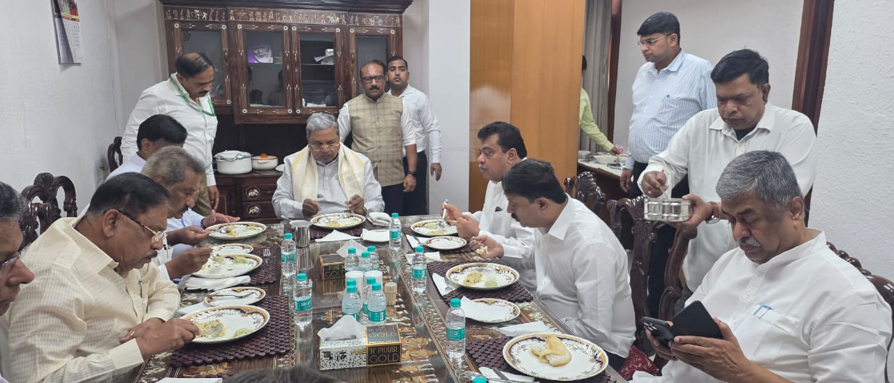 ಮುಖ್ಯಮಂತ್ರಿ ಸಿದ್ದರಾಮಯ್ಯ ಅವರು, ಸಚಿವರಾದ ಜಿ.ಪರಮೇಶ್ವರ್, ಸತೀಶ್ ಜಾರಕಿಹೊಳಿ, ಹೆಚ್.ಸಿ.ಮಹದೇವಪ್ಪ, ಬೈರತಿ ಸುರೇಶ್, ಕೆ.ಜೆ.ಜಾರ್ಜ್, ಎಂ.ಬಿ.ಪಾಟೀಲ್, ಹಿರಿಯ ಕಾಂಗ್ರೆಸ್ ಮುಖಂಡರೂ ಹರಿಯಾಣ ಉಸ್ತುವಾರಿ ಬಿ.ಕೆ.ಹರಿಪ್ರಸಾದ್ ಮತ್ತು ಕಾನೂನು ಸಲಹೆಗಾರರಾದ ಪೊನ್ನಣ್ಣ ಸೇರಿ ಹಲವು ಪ್ರಮುಖರ ಜೊತೆಗೆ ದೆಹಲಿಯ ಕನ್ನಡ ಭವನದಲ್ಲಿ ಬೆಳಗಿನ ಉಪಹಾರ ಸವಿದರು