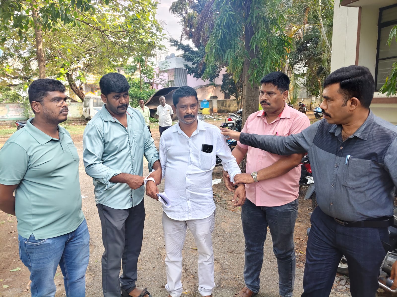 ಲೋಕಾ ಬಲೆಗೆ RI…10 ಸಾವಿರ ಲಂಚಕ್ಕೆ ಬೇಡಿಕೆ…ರೆಡ್ ಹ್ಯಾಂಡ್ ಲಾಕ್…