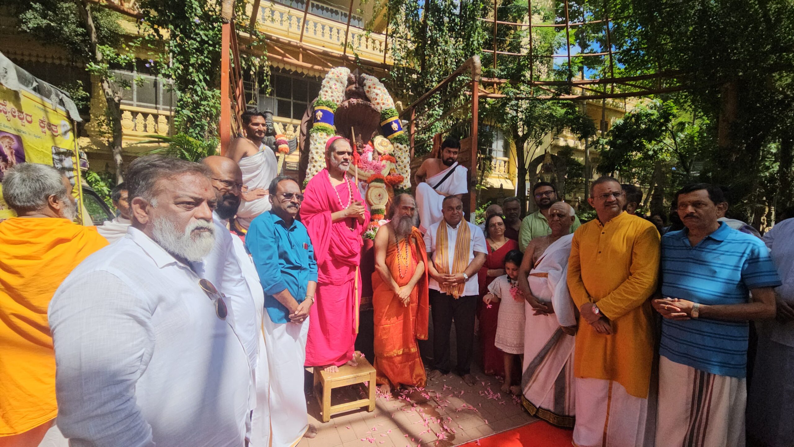 ಗಣಪತಿ ಆಶ್ರಮಕ್ಕೆ ತಲುಪಿದ ಲಕ್ಷ್ಮಿನರಸಿಂಹ ಹಾಗೂ ಪಂಚಮುಖಿ ಆಂಜನೇಯ ವಿಗ್ರಹಗಳು…ಗಟ್ಟವಾಡಿ ಗ್ರಾಮಕ್ಕೆ ತೆರಳಲಿರುವ ಮೂರ್ತಿಗಳು…