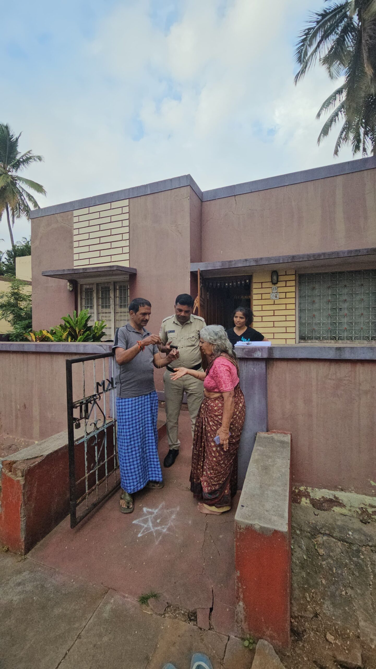 ವೃದ್ದೆಯ ಚಿನ್ನದ ಸರ ಕಸಿಯಲು ವಿಫಲ ಯತ್ನ…ಆಟೋದಲ್ಲಿ ಬಂದ ಕಿಡಿಗೇಡಿಗಳ ಕೃತ್ಯ…
